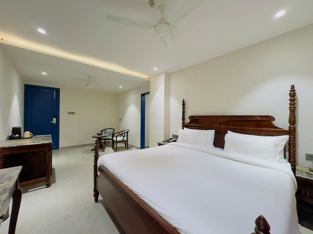 Luxury Suite at Nirvana Boutique Hotel Ujjain - Spacious accommodation with separate living area